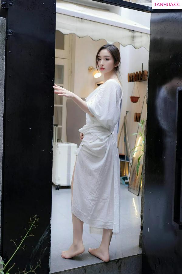   [XiuRen]高清写真图 2025.07.31 No.10603 楠芝 白色长袍第3张图片